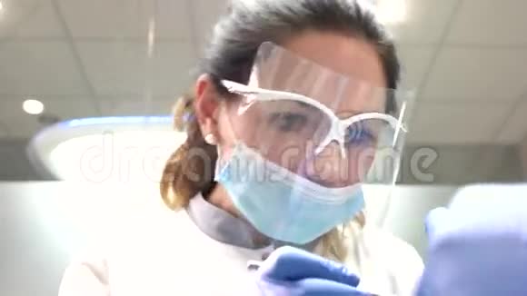 戴口罩的女性口腔医生视频的预览图