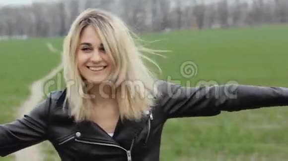 年轻女性摇滚歌手微笑着看绿野相机的肖像视频的预览图