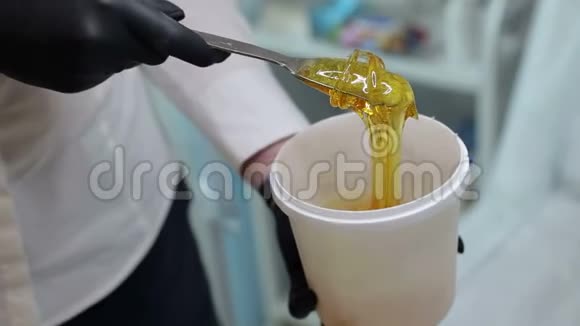 化妆师从罐子里取出糖膏视频的预览图