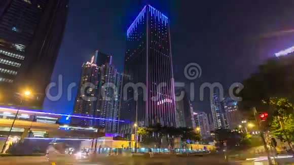 在摩天大楼的街道上现代城市交通的夜景超移时光流逝香港视频的预览图