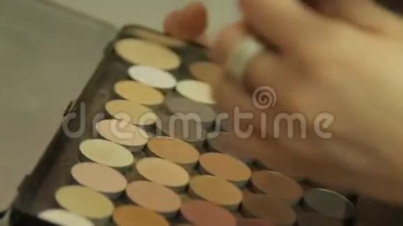 化妆师使用画笔和调色板眼影视频的预览图