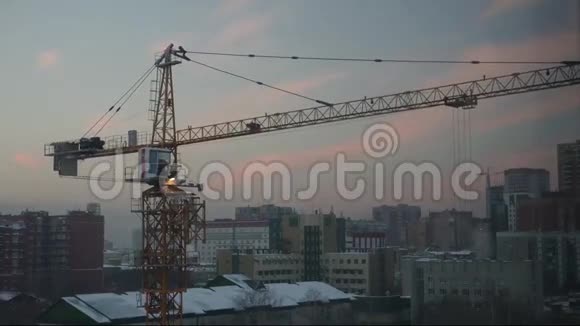在黄昏时分一辆大型建筑起重机被收集成各行各业视频的预览图