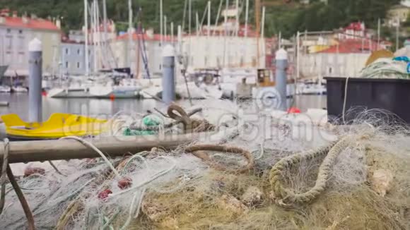 渔船停泊在码头附近有漂网视频的预览图