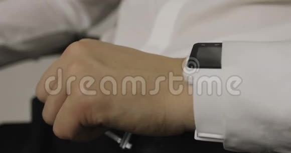 在可穿戴智能手表电脑设备上做手势的人视频的预览图