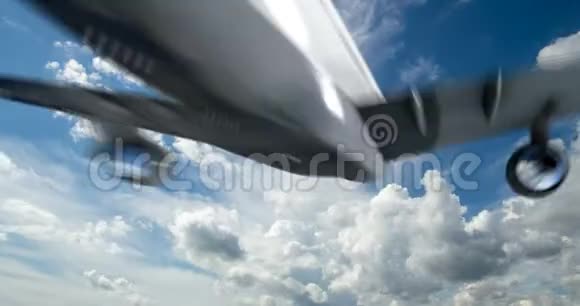 电影院飞机在晴天蓝天上飞行循环视频延时视频的预览图