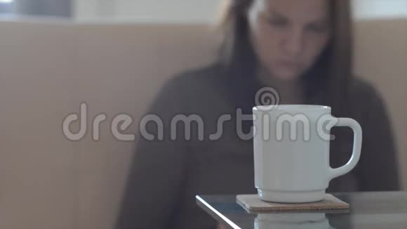 女孩喝咖啡喝茶和药片一起工作读一本书视频的预览图