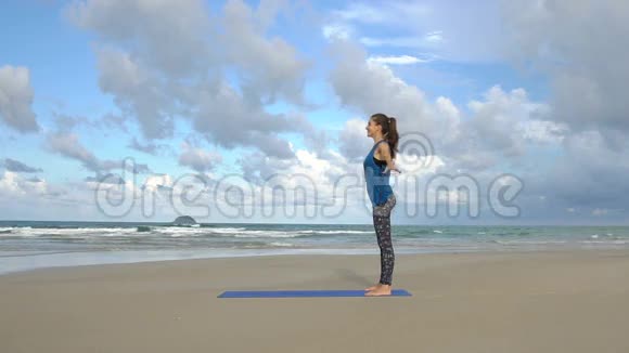 这个女孩正在越南海滩上做瑜伽姿势海或海洋快乐女人放松锻炼冷静与和谐视频的预览图