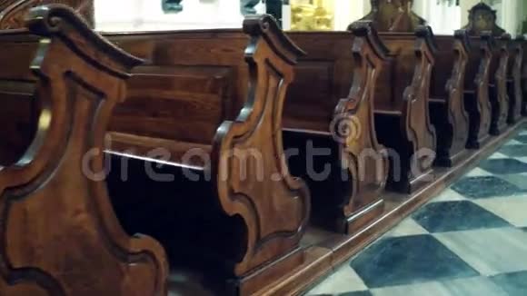 天主教会的旧木凳视频的预览图