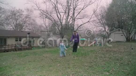年轻的母亲在公园里和儿子玩小狗吉娃娃和雪花4k美国视频的预览图