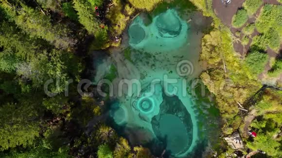 有温泉的间歇泉湖视频的预览图
