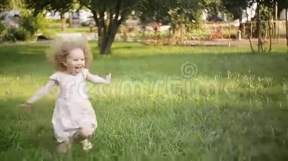 奔跑在绿色草地上的小女孩视频的预览图