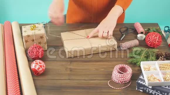 女士包装礼品盒与装饰项目在木桌上关闭顶部视图视频的预览图