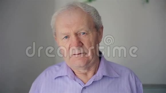 老年人肖像沉思的老白种人视频的预览图