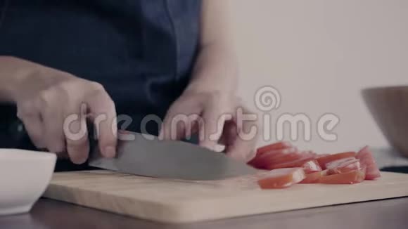 在厨房里做沙拉健康食品和砧板上剁番茄的女主人视频的预览图