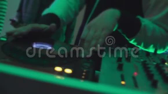 在俱乐部里表演的男声刮擦唱片混合音乐视频的预览图
