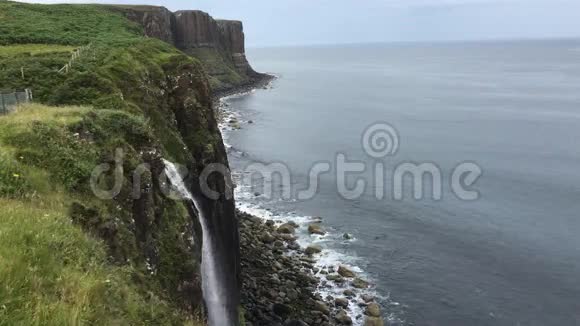 4K超高清瀑布入海苏格兰斯凯岛视频的预览图