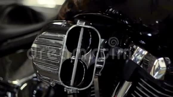 一辆强大的黑色摩托自行车的车身复古视频的预览图