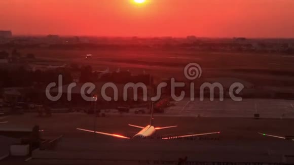 相机显示太阳盘上方的机场飞机日落视频的预览图