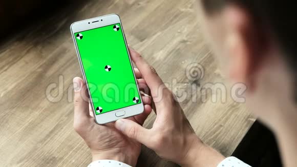 使用智能手机手机桌上有绿色屏幕视频的预览图