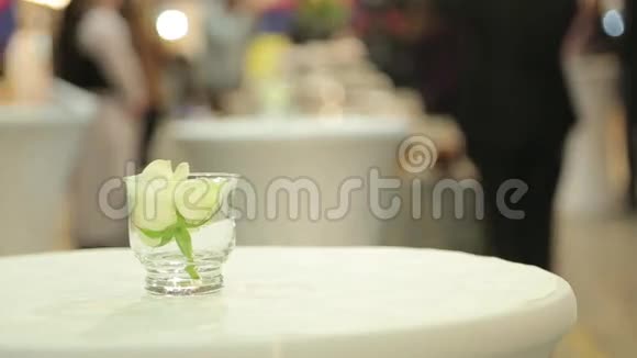 桌上玻璃杯里的白玫瑰视频的预览图