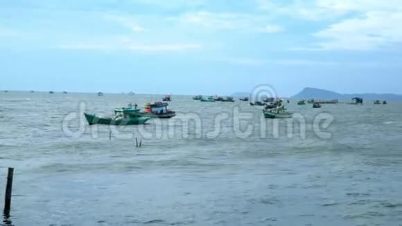 渔民村在衰落的背景下船站在码头上传统的越南船视频的预览图