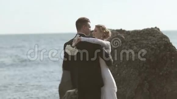 这对新婚夫妇在海边跳舞视频的预览图