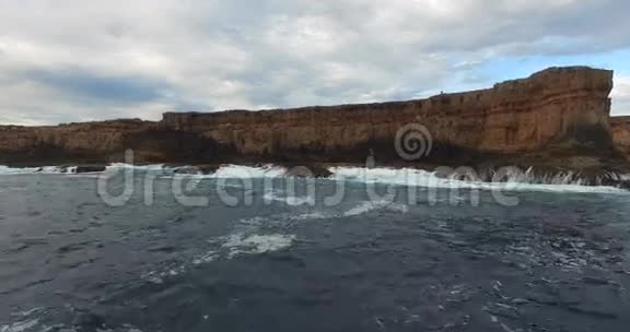 低水平飞行飞越波浪向悬崖德克哈托格岛鲨鱼湾世界遗产区视频的预览图