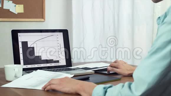 使用平板电脑和笔记本电脑进行图形分析的自由职业者视频的预览图