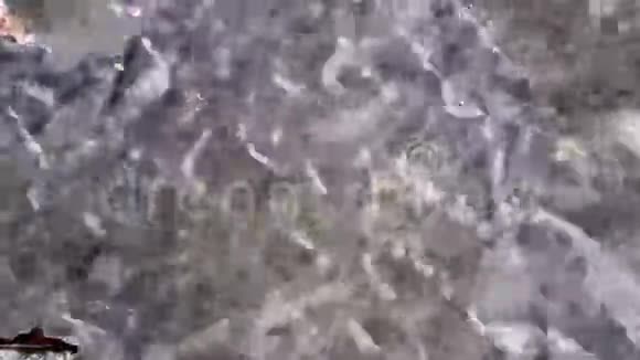 河水在晚上流过石架上有小裂缝视频的预览图