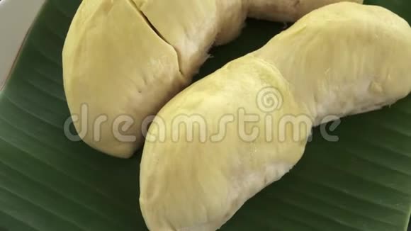 新鲜的生的异国情调的泰国热带水果榴莲榴莲在香蕉叶上旋转视频的预览图