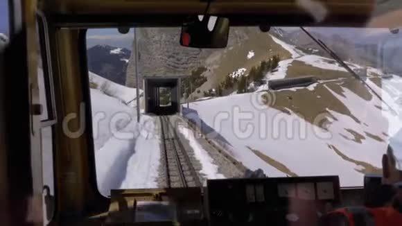 雪瑞士阿尔卑斯山上一列移动的山地火车的窗口景色蒙特勒城视频的预览图