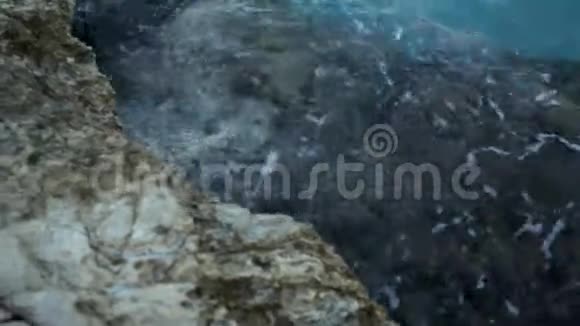 海浪拍打在石岸上希腊视频的预览图