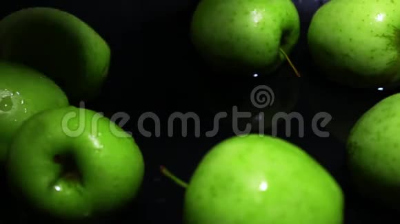 绿色苹果落水超级慢动作视频视频的预览图