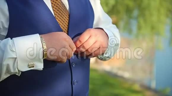男子钮扣背心准备婚礼新郎视频的预览图