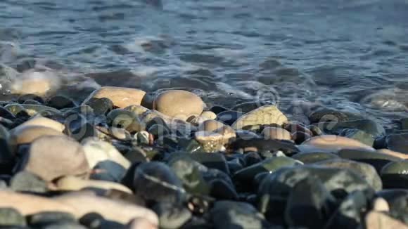 海岸浪和石头视频的预览图