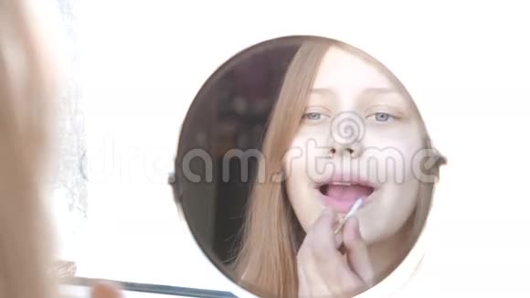 美女模特少女照镜子涂口红4K视频的预览图