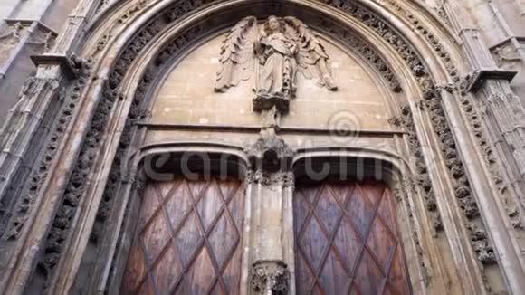 大门上的雕塑和古董艺术浮雕库存中世纪欧洲的名胜古迹大门入口视频的预览图