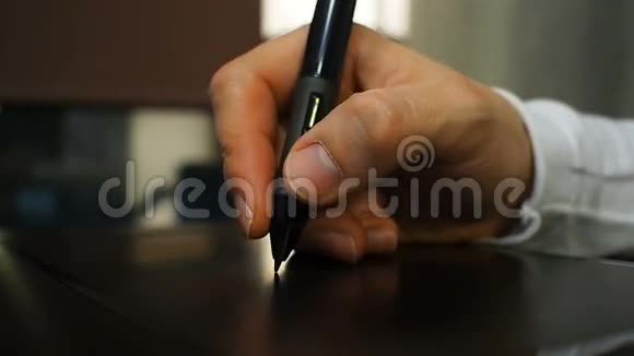 表19靠近一位手持电子笔的平面设计师的手左视图视频的预览图