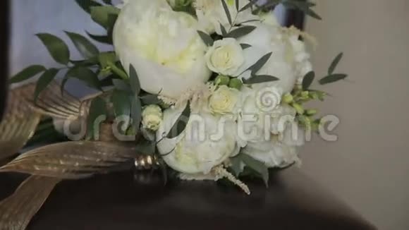 把婚礼花束放在椅子上视频的预览图