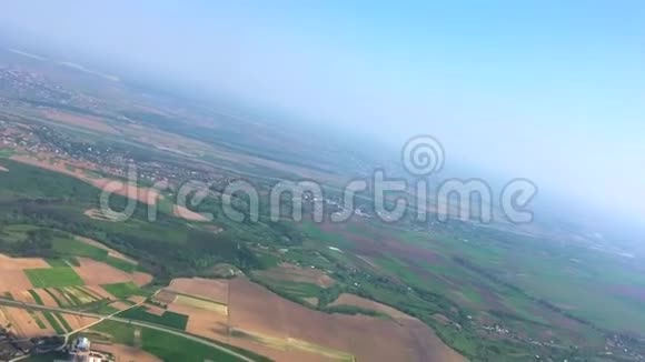 从飞机窗口看田野和河流景观视频的预览图