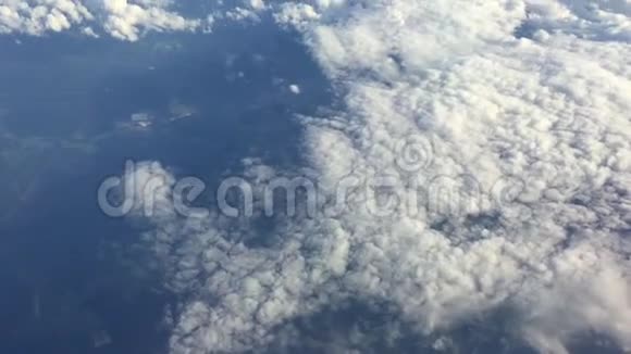 天空云的背景高空飞行在云层中在天空中蓝天上的空中飞行天堂般的天景视频的预览图