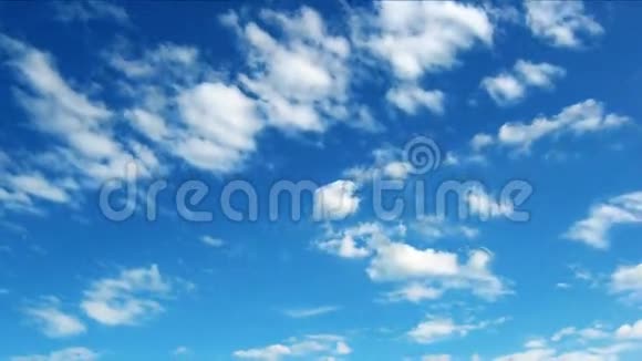 蓝色天空上快速移动的白云环视频的预览图