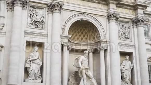 大门上的雕塑和古董艺术浮雕库存中世纪欧洲的名胜古迹大门入口视频的预览图