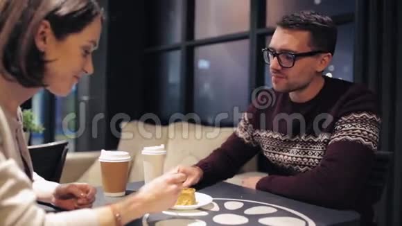 一对夫妇在咖啡厅吃蛋糕喝咖啡视频的预览图