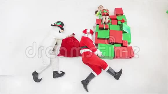 2016年黑色星期五圣诞老人和雪人送礼盒视频的预览图