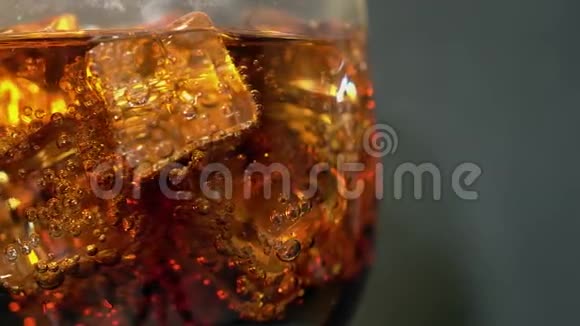 杯子里的可乐和冰块和气泡旋转食物背景苏打水特写视频的预览图