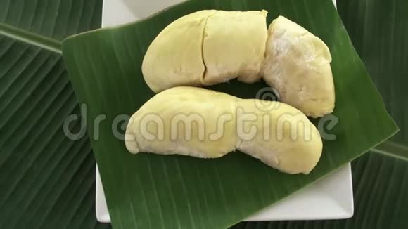 新鲜的生的异国情调的泰国热带水果榴莲榴莲在香蕉叶上旋转视频的预览图