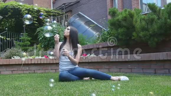 女孩在花园里吹肥皂泡视频的预览图