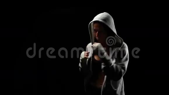 有灰色兜帽拳击的肌肉女视频的预览图