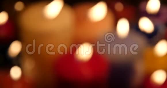 黑暗背景下的蜡烛圣诞快乐新年快乐视频的预览图